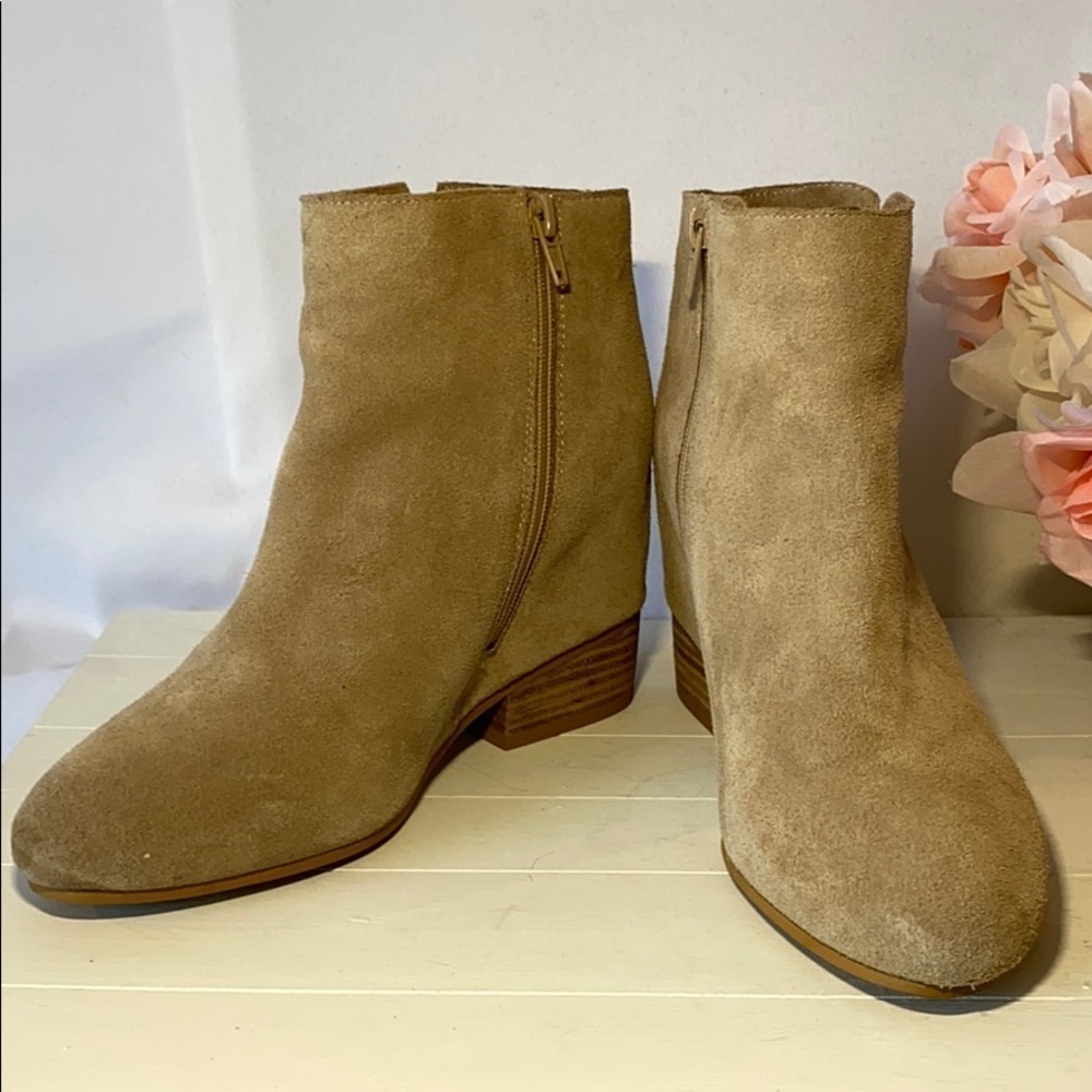 Pelle Moda Sz7 Tan Ankle Suede Booties.